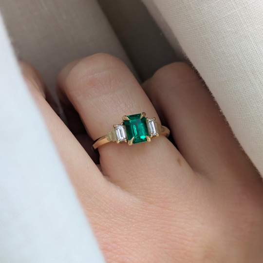 Moss Ring - 14ct Yellow Gold - 0.91ct Emerald